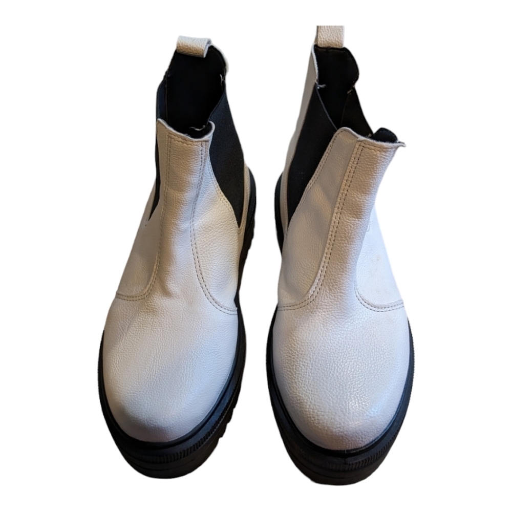 Urban Outfitters Chelsea chunky white boot Size 6 Trendy - Picture 2 of 7